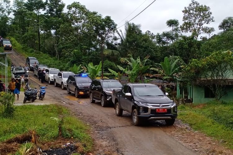 Kendaraan rombongan Menteri Sosial Tri Rismaharini terjebak macet akibat truk pengangkut kayu mogok sepulang kunjungan dari Baduy, Kabupaten Lebak, Kamis (20/1/2022).