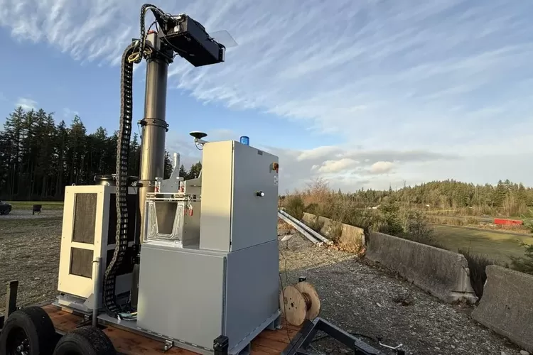 Pemancar laser yang akan mengisi daya drone yang sedang terbang