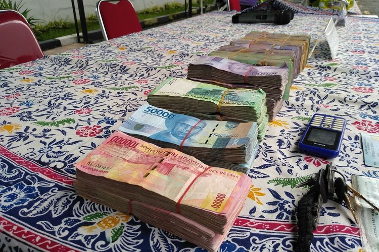 Uang tunai sebanyak Rp60 juta disita BNN RI dari rumah Zul di Medan Tembung saat penggeledahan pada Selasa sore (10/12/2019). Petugas juga menyita 60 kg (brutto) sabu-sabu dari tukang becak motor tersebut.