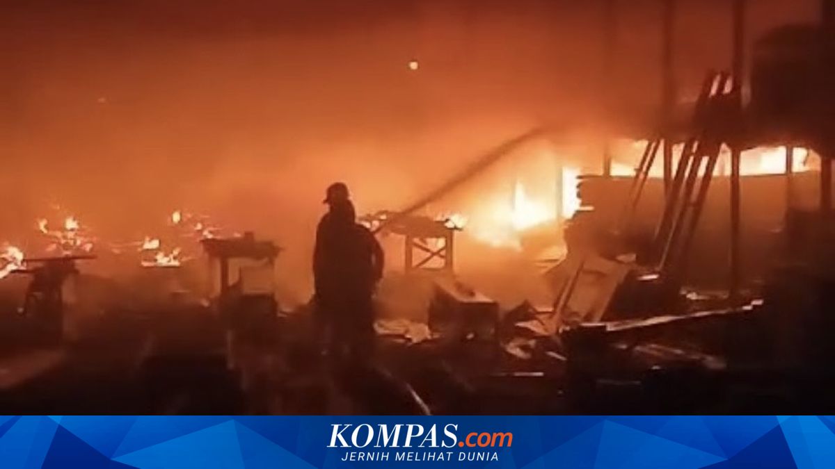 Pabrik Rumah Kayu KSO di Indramayu Ludes Terbakar dan Merambat ke Rumah Warga, Polisi Selidiki Penyebabnya
