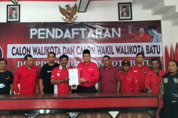Wakil Bupati Malang, Didik Gatot Subroto mengambil formulir pendaftaran di Kantor DPC PDI Perjuangan Kota Batu. 