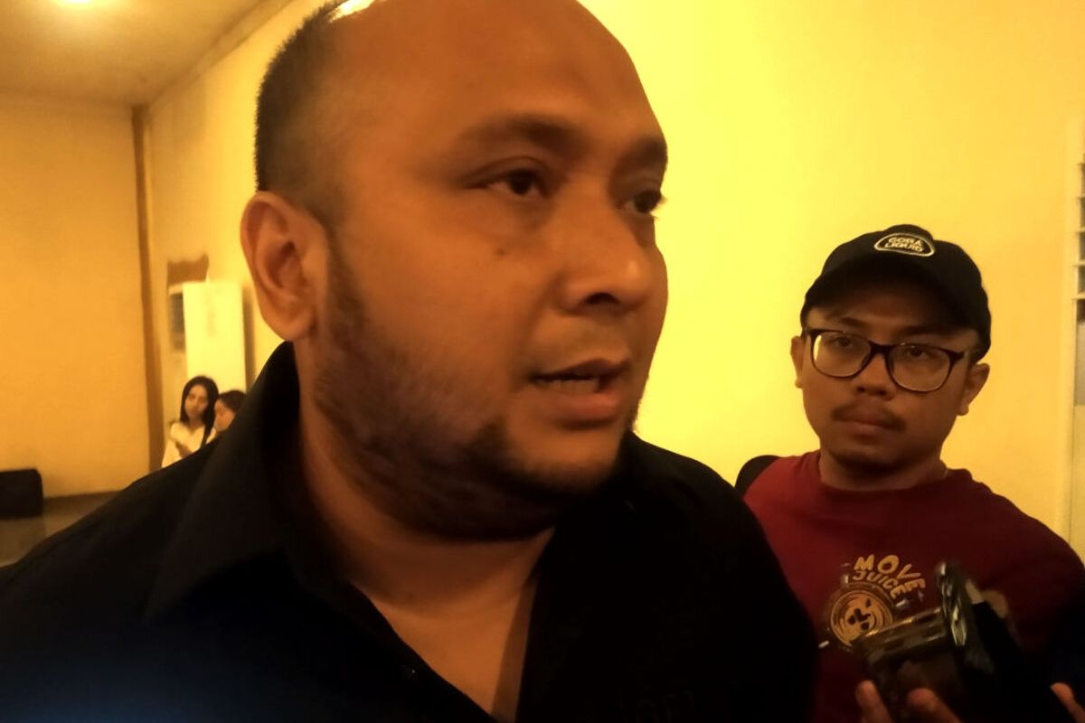 Ketua DPC Partai Gerindra Kabupaten Blitar Ferdians Reza Alvisa menjawab pertanyaan wartawan di Kecamatan Kanigoro, Kabupaten Blitar, Selasa (6/2/2024)