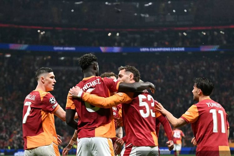 Momen selebrasi gol Davinson Sanchez dengan rekan satu timnya dalam laga playoff Liga Champions Galatasaray vs Juventus FC di Rams Park di Istanbul pada 17 Februari 2026. (Foto oleh OZAN KOSE / AFP)