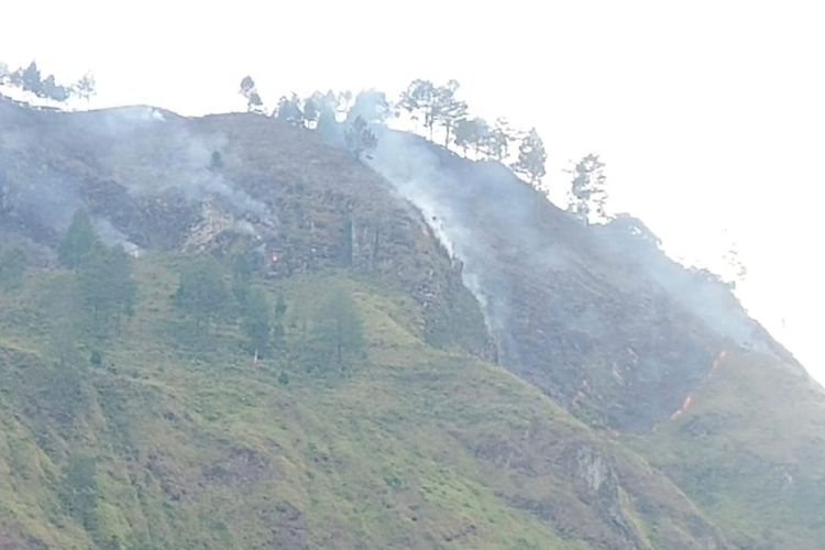 Foto: Lokasi kebakaran di perbukitan Haranggaol di Kecamatan Haranggaol Horisan, Kabupaten Simalungun, Provinsi Sumut, Minggu 31 Juli 2022.| dok: Fajar/warga 