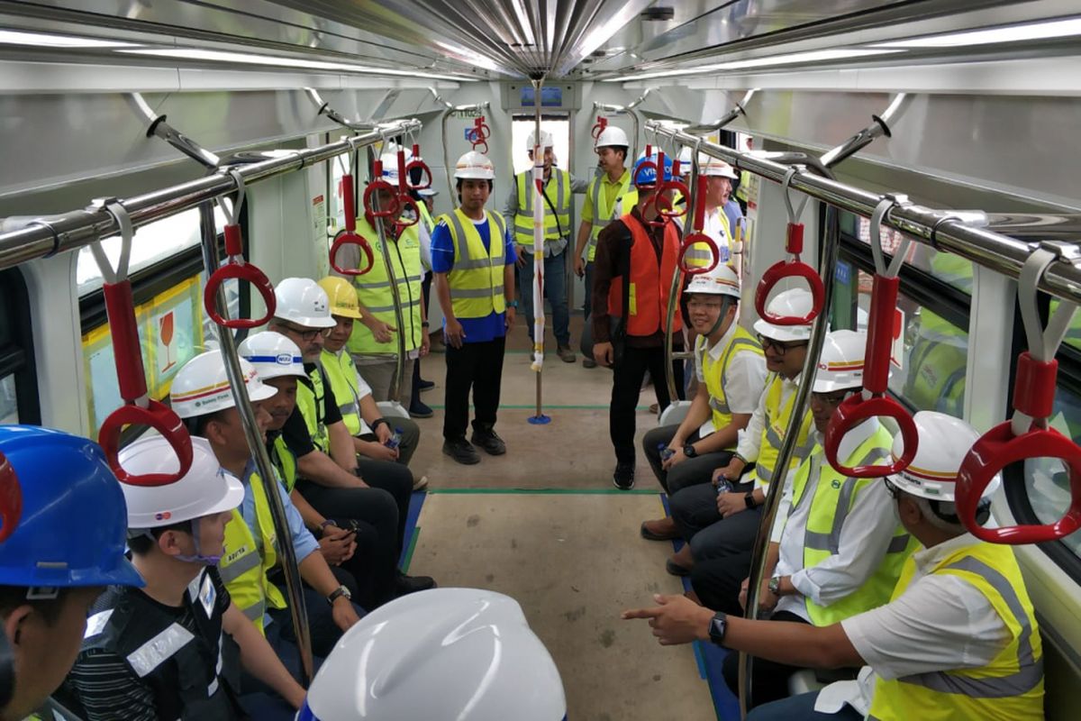 Menajajl LRT di Kelapa Gading, Jakarta Utara, Minggu (15/7/2018)