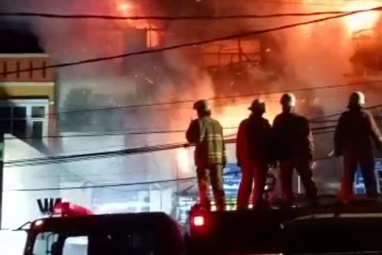 Kebakaran melanda perukoan Pasar Cengkareng di Jalan Bangun Nusa Raya, Cengkareng Timur, Cengkareng  Jakarta Barat, Kamis (27/1/2022) malam. 