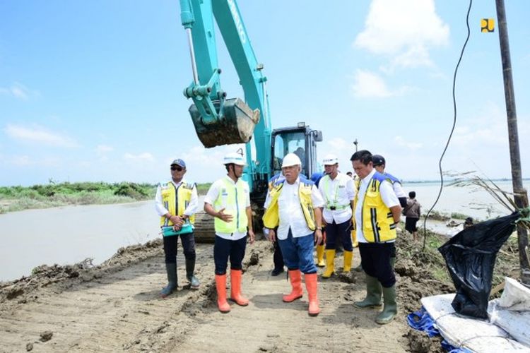 Menteri PUPR Basuki Hadimuljono saat meninjau titik jebolnya tanggul Sungai Wulan akibat debit banjir besar dan intensitas hujan tinggi pada Senin (12/02/2024).