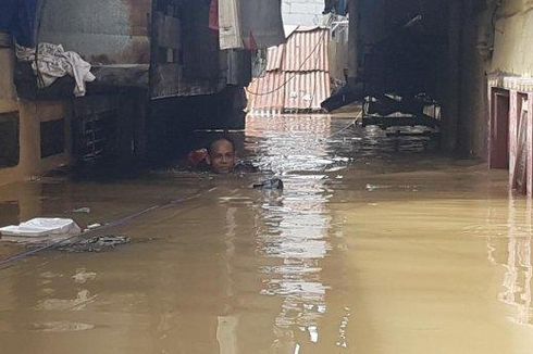 Ciliwung Meluap, Kampung Melayu Terendam Banjir