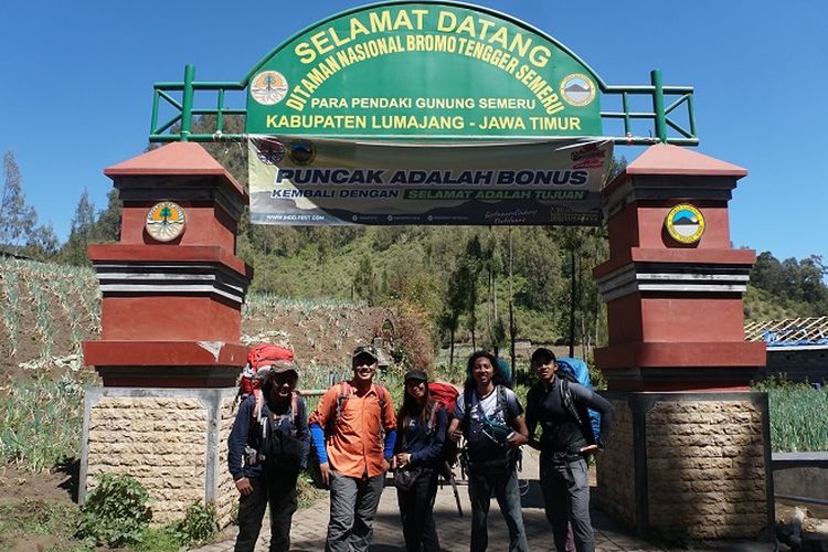 Pendaki di gapura Selamat Datang Gunung Semeru, Jawa Timur, Rabu (18/9/2019). Gunung Semeru merupakan gunung tertinggi di Pulau Jawa dengan ketinggian sekitar 3.676 meter di atas permukaan laut.