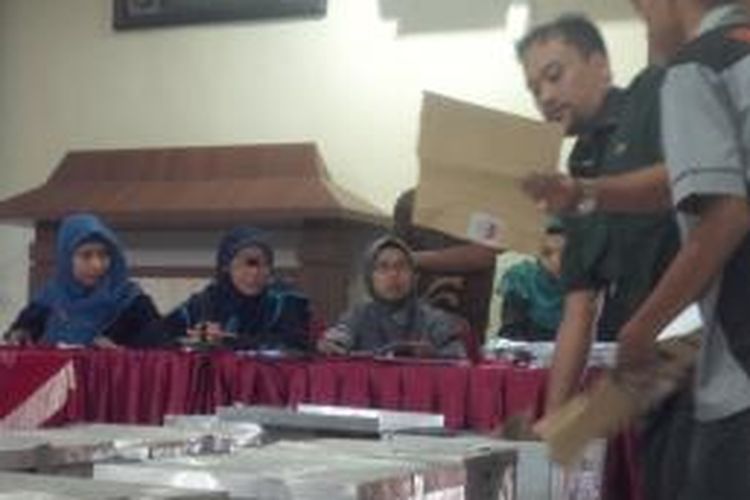 Rekap ulang 16 TPS Kecamatan Proppo, Kabupaten Pamekasan oleh KPU Pamekasan, Rabu (16/7/2014).