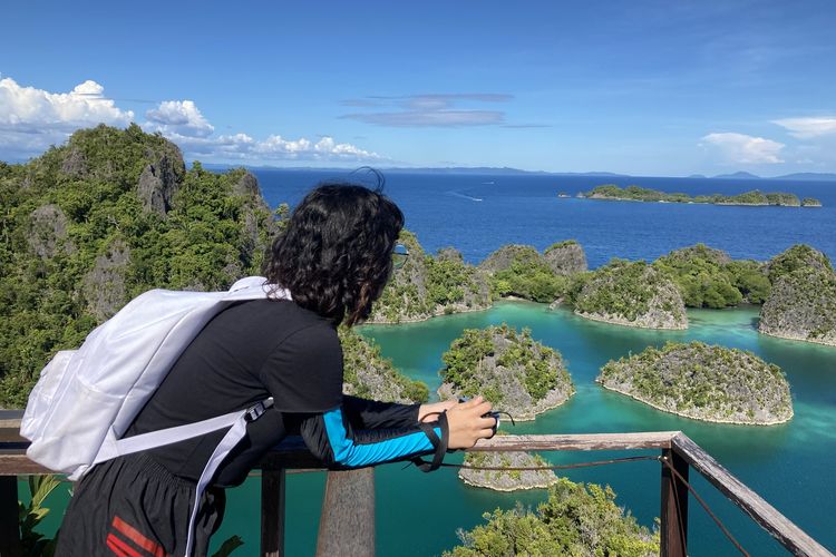 Seorang wisatawan sedang menikmati pemandangan gugusan pulau yang menjadi ikon Raja Ampat di Piaynemo, Kabupaten Raja Ampat, Papua Barat, Selasa (26/10/2021).