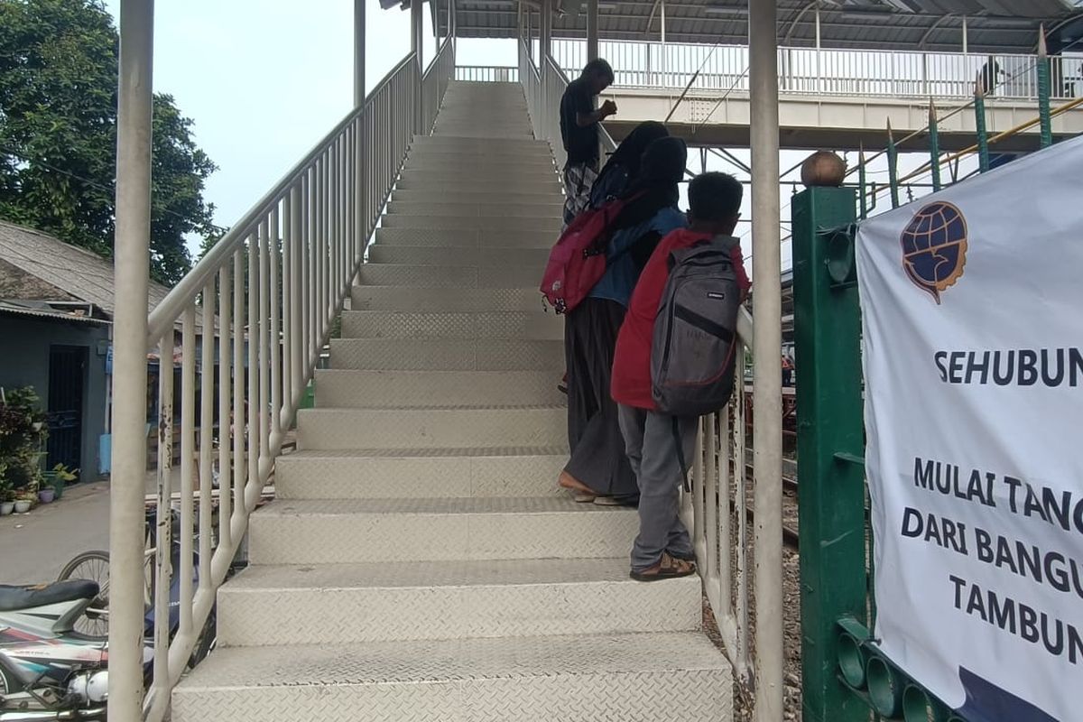 Tangga menuju lantai dua Stasiun Tambun yang tersedia di akses masuk Jalan Kampung Kobak, Tambun Selatan, Senin (20/11/2023). Meski sudah direvitalisasi, akses eskalator di stasiun tersebut tidak tersedia.