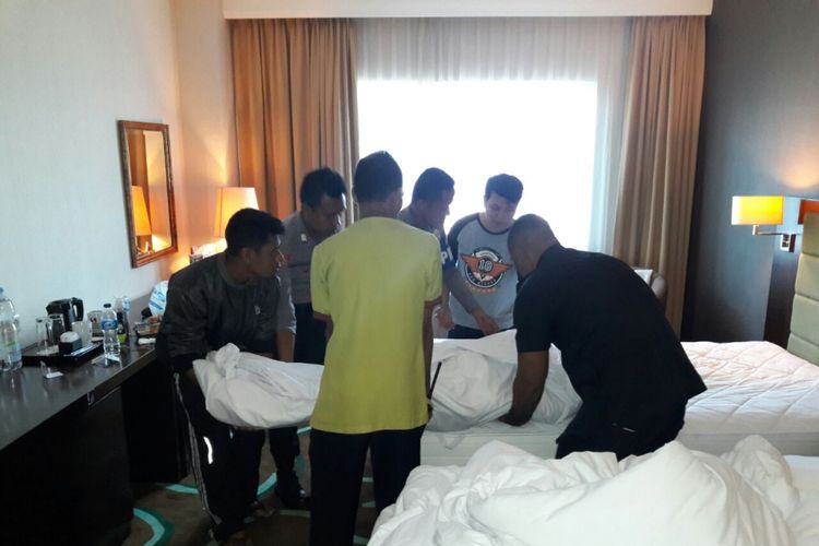 Sejumlah personel polisi mengangkat jasad pejabat KPU RI, Hafidzaam Rudiyono (56) dari kamar hotel Swissbell Hotel Ambon, Sabtu (16/12/2017)