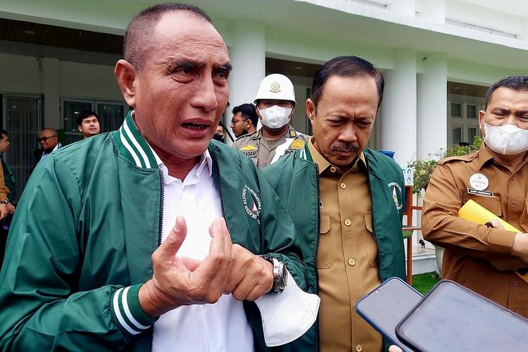 Gubernur Sumut Edy Rahmayadi sebelum terbang menggunakan helikopter menuju lokasi terdampak gempabumi di Kabupaten Taput, Senin (3/10/2022)