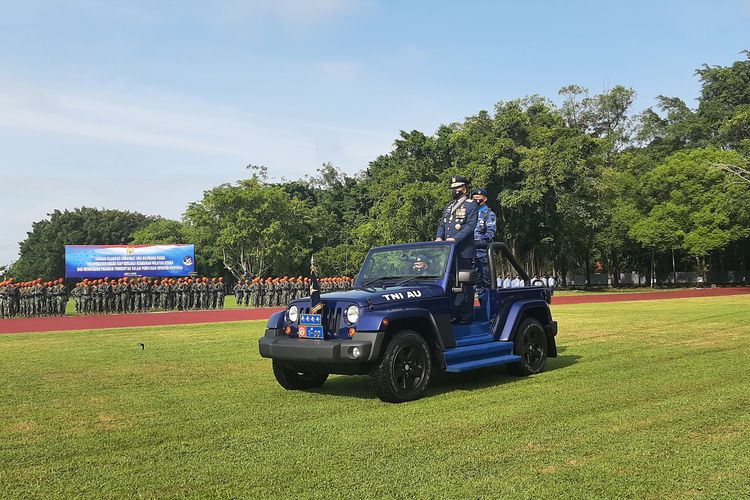 Kepala Staf Angkatan Udara (Kasau) Marsekal TNI Fadjar Prasetyo usai memeriksa pasukan dalam upacara peringatan HUT ke -76 TNI AU yang digelar di Lapangan Dirgantara Akademi Angkatan Udara (AAU) Yogyakarta.