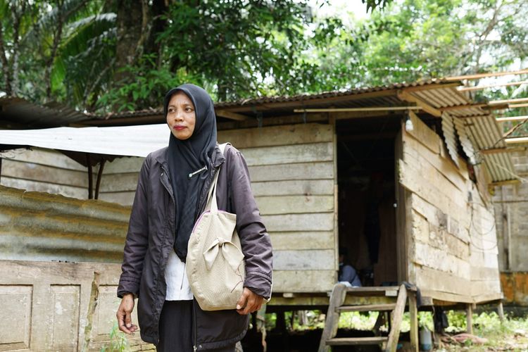 Guru honorer di SD Negeri 6 Wamowoni Barat di Pulau Wawoni, Andriyawati