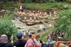 Lestarikan Sungai, Seniman dan Budayawan di Kampung Keramik Dinoyo Kota Malang Gelar Larung Ikan