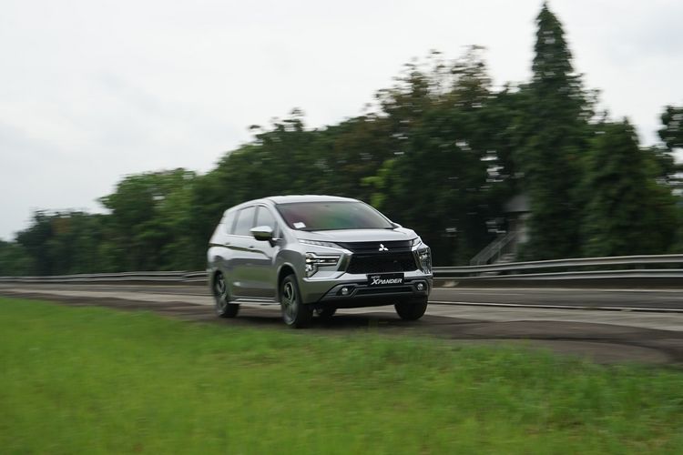 Mitsubishi Xpander saat melaju di jalan bergelombang.