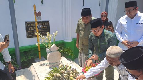 Ziarah ke Makam Pendiri NU, Cak Imin: Saya Harus Membersihkan Diri