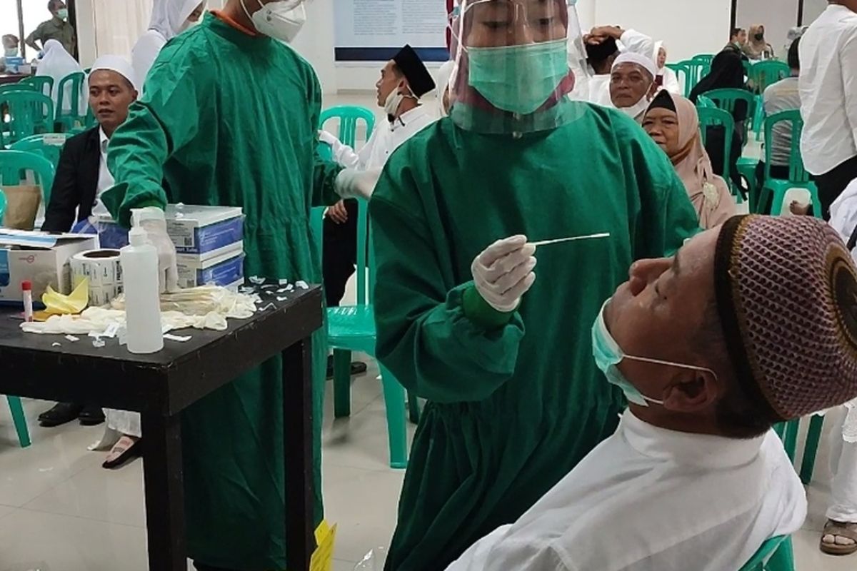 Pemerintah melakukan swab PCR Covid-19, penyuntikan vaksin influenza, dan pengukuran tekanan darah kepada seluruh calon jemaah haji, di Kabupaten Kuningan, Jawa Barat, Kamis (2/6/2022)