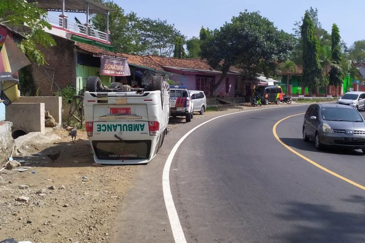 Mobil ambulans Puskesmas Lakbok, Kabupaten Ciamis, Jawa Barat, terguling di jalan raya Lumbir, Kabupaten Banyumas, Jawa tengah, Minggu (2/6/2018).