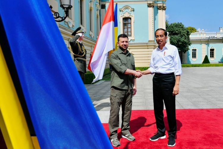 Presiden Joko Widodo saat tiba di Istana Maryinsky, Kyiv untuk menemui Presiden Volodymyr Zelenskyy pada Rabu (29/6/2022).