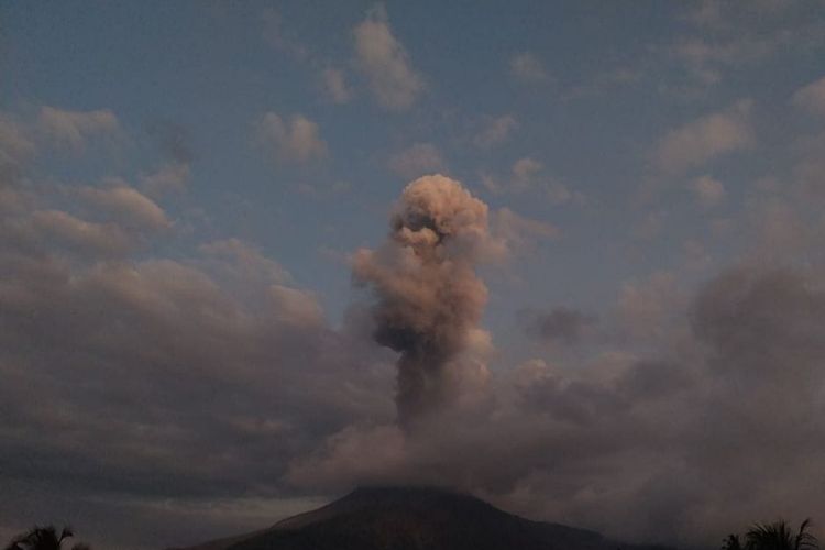 Gunung Lewotobi Laki-laki meletus Senin (22/9/2025) 