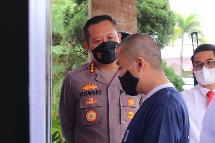 Tersangka J atau Abah W (46) ditangkap jajaran Polresta Bandung setelah mencabuli korban di bawah umur dengan dalih mampu menyembuhkan penyakit, Senin (21/3/2022).