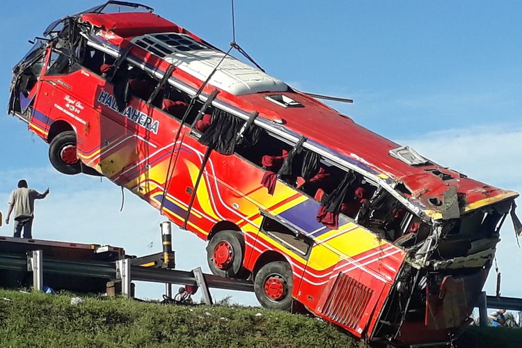 BERITA FOTO: Evakuasi Kecelakaan Bus Halmahera, 4 Penumpang Meninggal Dunia