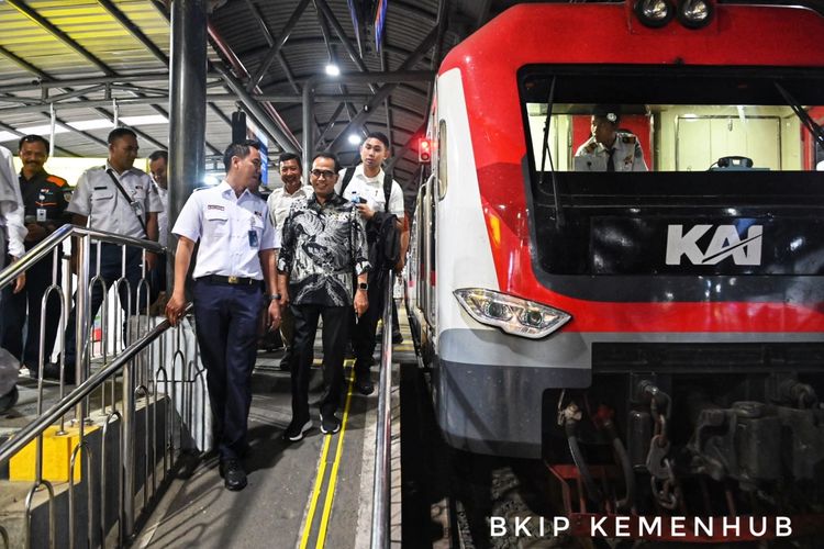 Menhub Budi Karya Sumadi saat mengecek Stasiun Kereta Bandara YIA dan ikut melakukan perjalanan ke Stasiun Yogyakarta sembari menyapa penumpang, Jumat (26/4).
