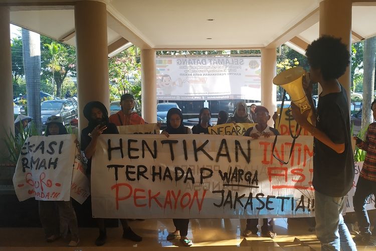 Warga korban gusuran Pekayon-Jakasetia bertahan di depan Kantor BPN Kota Bekasi, Rabu (11/9/2019).