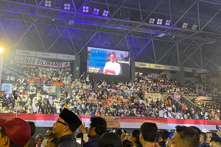 Anies Baswedan menghadiri acara temu kebangsaan relawannya di Tenis Indoor Senayan, GBK, Jakarta, Minggu (21/5/2023).