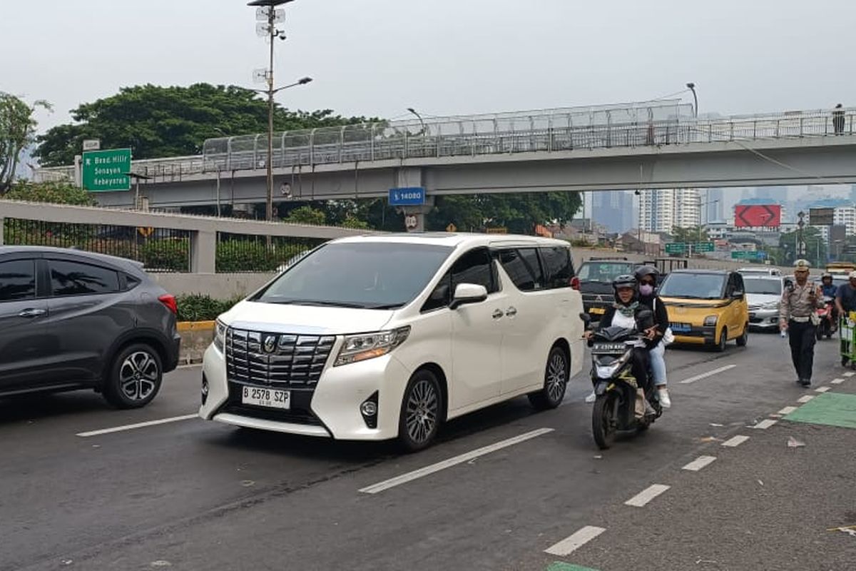 Jalan Gatot Subroto tepatnya di depan gedung DPR/MPR RI, yang mengarah ke Slipi, Jakarta Barat yang kini kembali dibuka. Jalan itu kembali dibuka setelah massa aksi dari Asosiasi Pemerintah Desa Seluruh Indonesia (Apdesi) yang sebelumnya menggelar aksi di depan gedung DPR/MPR RI membubarkan diri, Kamis (23/11/2023).