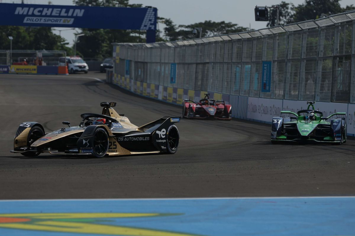 Pebalap Formula E mengikuti sesi latihan bebas 2 di Jakarta International E-Prix Circuit (JIEC), Ancol, Jakarta, Sabtu (4/6/2022). Sebanyak 22 pebalap dari 11 tim akan mengikuti balapan Formula E.