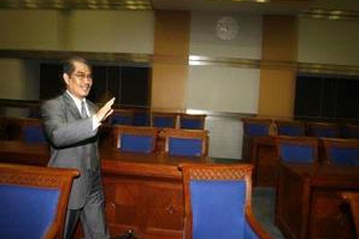 Jimly Asshiddiqie saat akan mengikuti uji kelayakan dan kepatutan calon hakim konstitusi di Komisi III, Gedung DPR.
