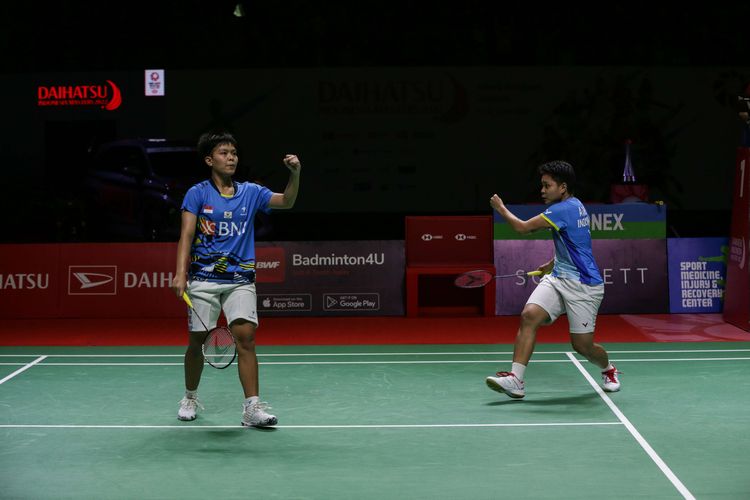 Ganda putri Indonesia, Apriyani Rahayu/Siti Fadia Silva Ramadhanti bertanding melawan ganda putri Malaysia, Pearly Tan/Thinaah Muralitharan pada babak semifinal Indonesia Masters 2022 di Istora Senayan, Jakarta, Sabtu (11/6/2022). Apriyani/Fadia melaju ke final setelah menang dengan skor 21-23, 21-14, dan 21-14.