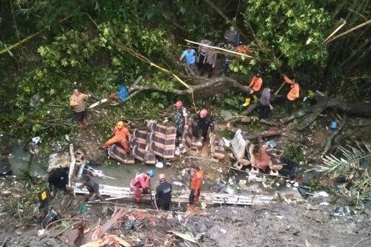 Dalam kecelakaan yang terjadi Sabtu dini hari itu, 3 orang dinyatakan meninggal dunia. Sementara empat orang luka berat, dan 22 orang luka ringan serta satu orang belum diketahui keberadaannya.