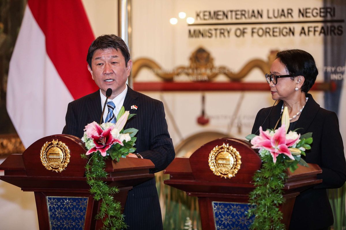 Menteri Luar Negeri Jepang, Motegi Toshimitsu memberikan keterangan pers seusai pertemuan bilateral di Gedung Pancasila, Kementerian Luar Negeri, Jakarta, Selasa (10/1/2020). Pemerintah Indonesia menawarkan investasi pengembangan sentra kelautan dan perikanan terpadu (SKPT) tahap kedua di Natuna, serta juga membahas kerja sama bilateral secara lebih detail, terutama di bidang ekonomi.