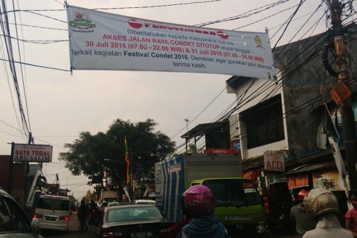 Jalan Raya Condet tepatnya mulai Jalan Buluh hingga pertigaan Batu Ampar pada Sabtu (30/7/2016) dan Minggu (31/7/2016) besok akan ditutup untuk Festival Condet. Foto diambil Jumat (29/7/2016)