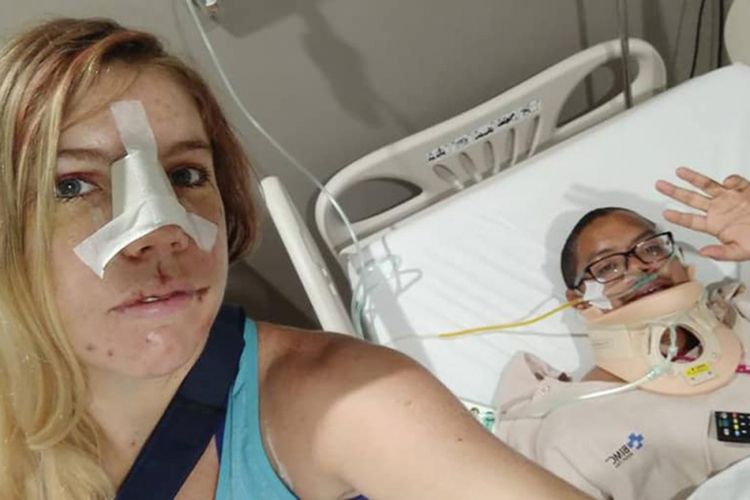 Dua turis asing Stacey Eno (kiri) dan Mikey Lythcott, berfoto saat dirawat di rumah sakit di Bali. 