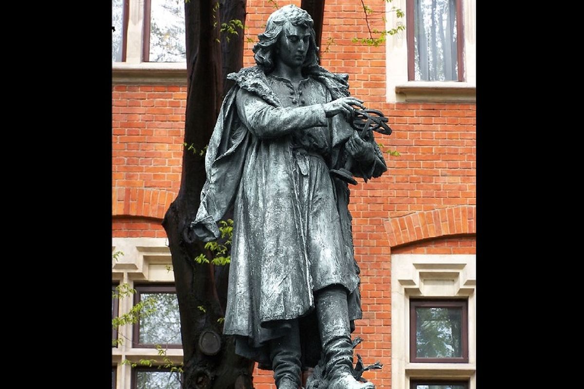 Patung Nicolaus Copernicus di kota Krakow, Polandia.