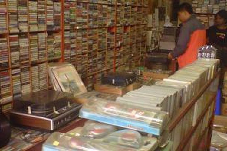 Rak-rak yang berisi kaset kaset bekas di toko musik DU68, Bandung, Jawa Barat.