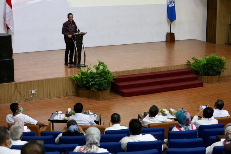 Mensos RI, Julian P Batubara saat diskusi bersama dalam rangka merencanakan program pekerjaan sosial berwawasan ekologis Green Social Work, Rabu, (05/08/2020) di Auditorium Poltekesos Bandung.