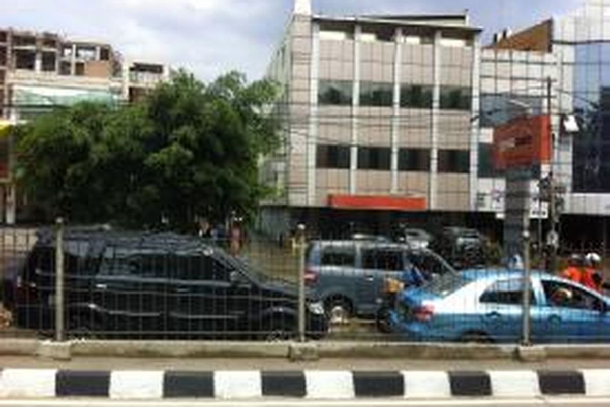 Banjir terjadi di Jalan Gunung Sahari Raya, Jakarta Pusat, Kamis (20/11/2014). Pengendara nekat menerobos jalur busway.