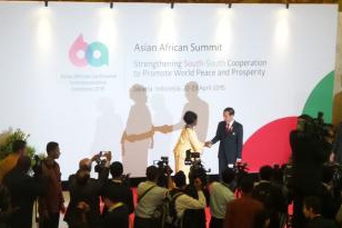 Presiden Joko Widodo menyambut kepala negara dan kepala pemerintahan yang hadir di Konferensi Asia-Afrika 2015, Rabu (22/4/2015).