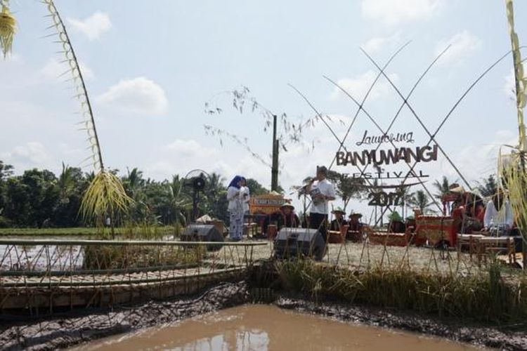 Bupati Banyuwangi Abdullah Azwar Anas saat pidato di tengah sawah saat laounching B-Fest 2017 Rabu (25/1/2017)