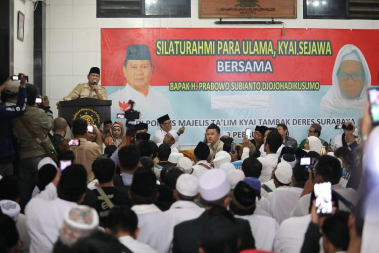 Calon presiden nomor urut 02 Prabowo Subianto saat menghadiri silaturahim para ulama dan kiai se-Jawa di Pondok Pesantren (Ponpes) Thoriqoh Syathoriyyah An-nahdliyyah Tambak Deres, Surabaya, Jawa Timur, Selasa (19/2/2019). 