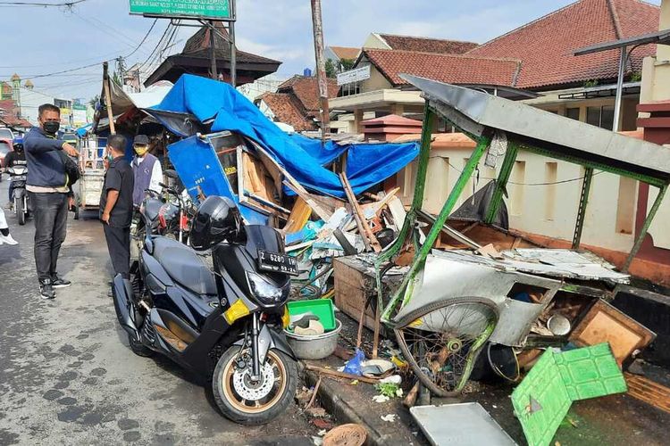 4 kios hancur setelah ditabrak lari oleh sebuah kendaraan mewah yang diduga mabuk di Jalan Rumah Sakit Kota Tasikmalaya, Jumat (29/1/2021).