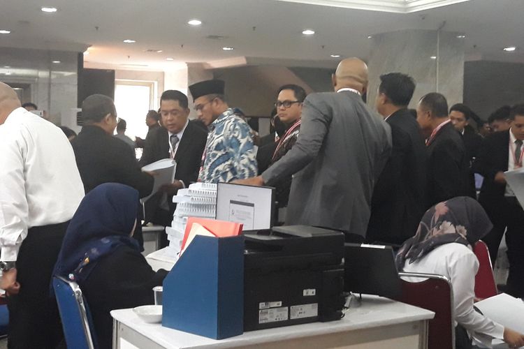 KPU serahkan jawaban dan alat bukti ke MK, Selasa (18/6/2019).