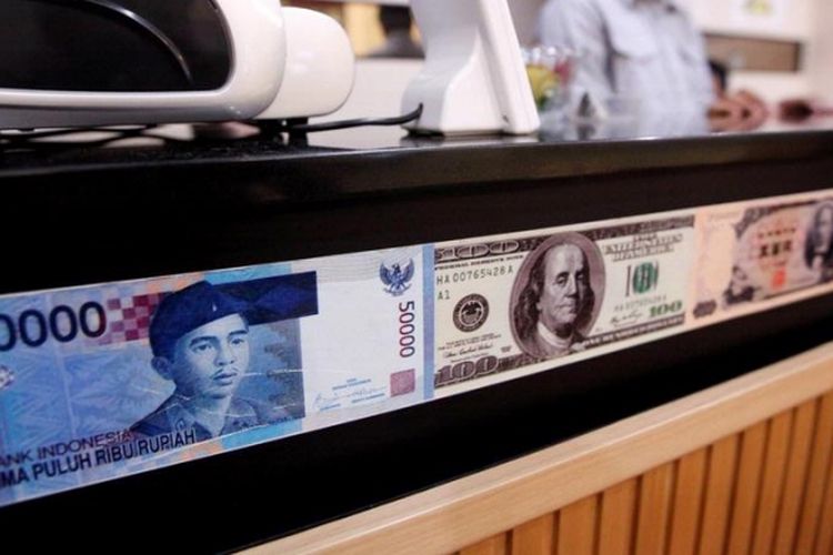 Imitasi berbagai macam valuta asing termasuk Rupiah dan Dollar Amerika Serikat menghiasi tempat penukaran valuta asing PT. D8 Valasindo di Jakarta Selatan, Senin (15/4/2013). 